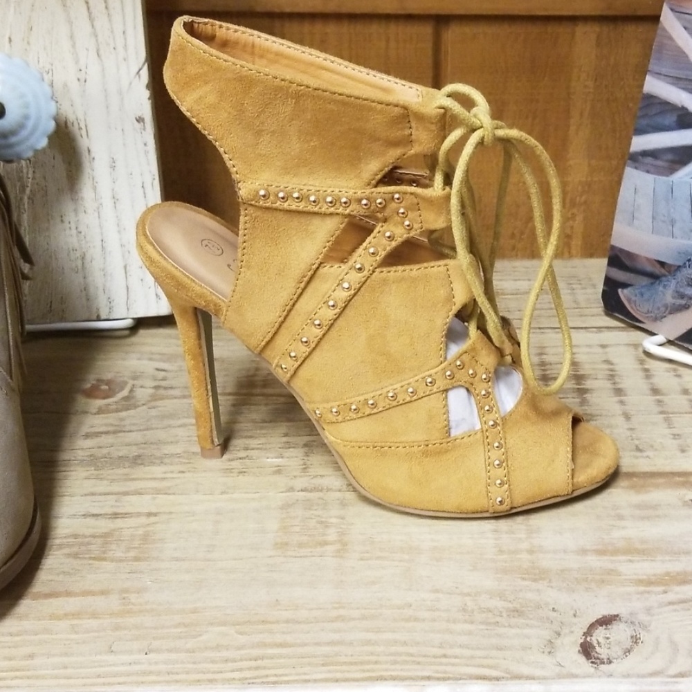 Tan chestnut heels w/ fringe
